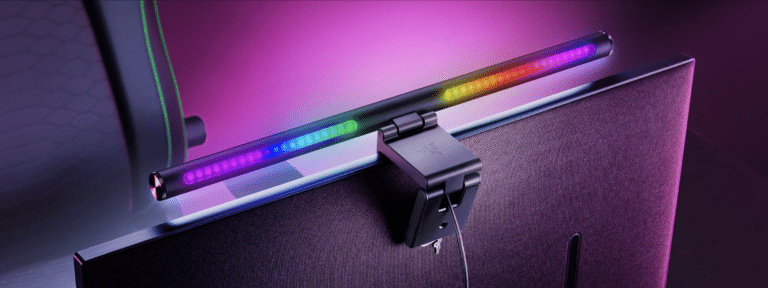 La Razer Aether Monitor Light Bar ofrece iluminación dual con LED blancos ajustables y RGB para gaming y productividad, con diseño compatible y controles táctiles intuitivos.