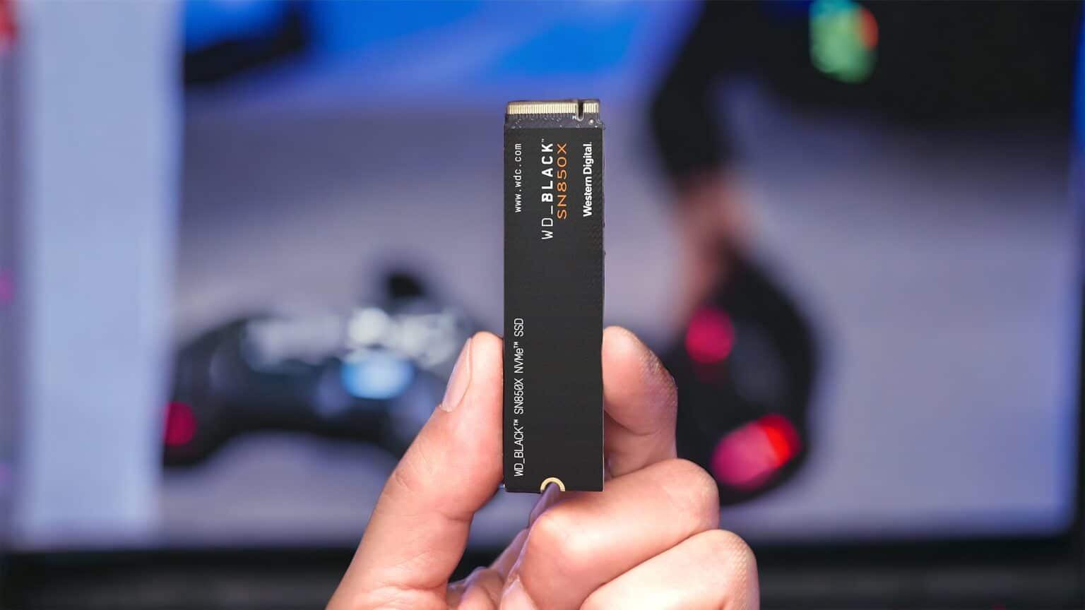 La SSD interna WD BLACK 2TB SN850X es la elección definitiva para gamers y entusiastas de la informática que buscan un rendimiento excepcional. Con una capacidad de 2TB y velocidades de transferencia de hasta 7300 MB/s, esta unidad ofrece una experiencia de juego sin igual con cargas rápidas y gráficos fluidos.